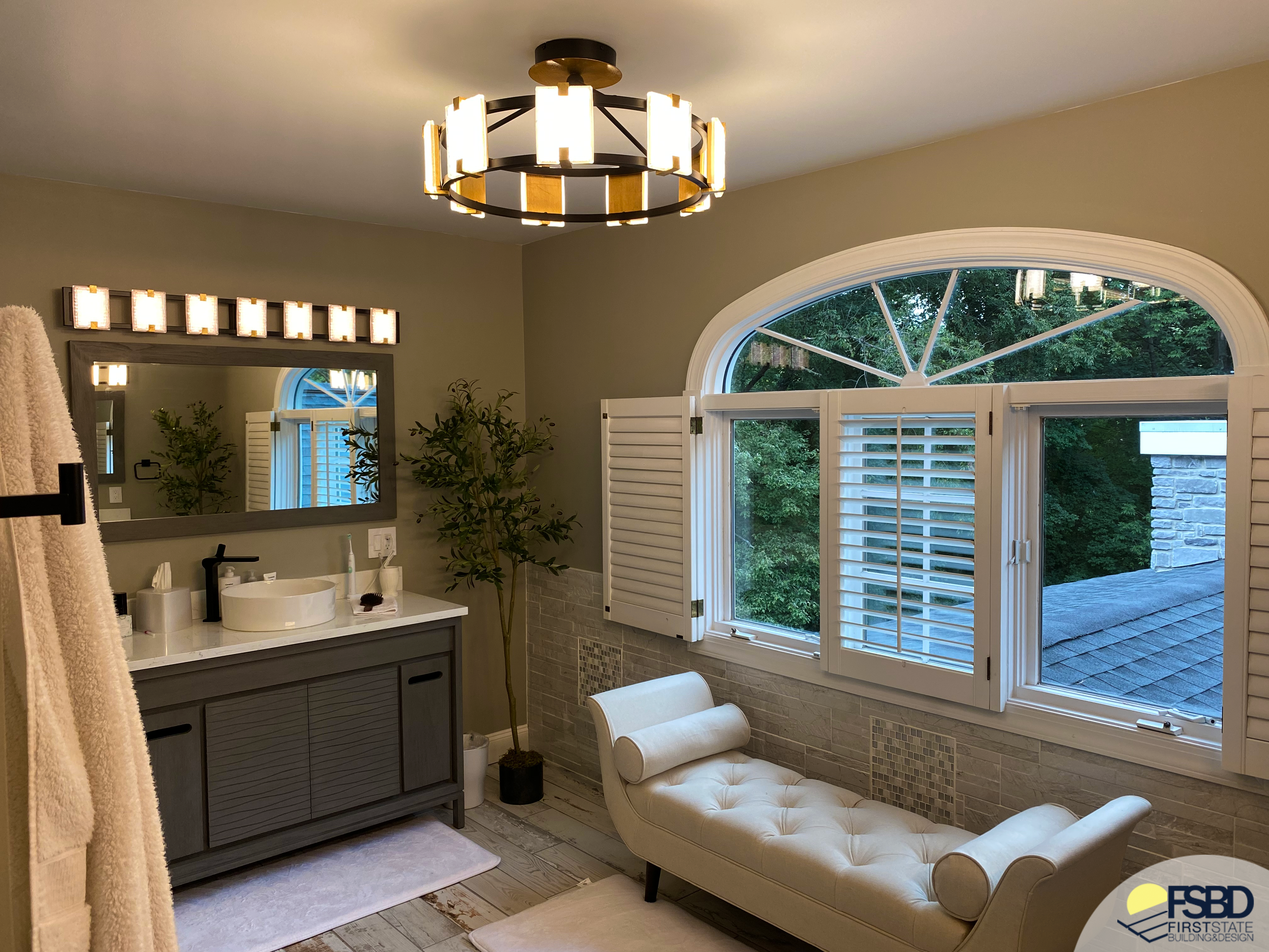 Modern bathroom with seating area