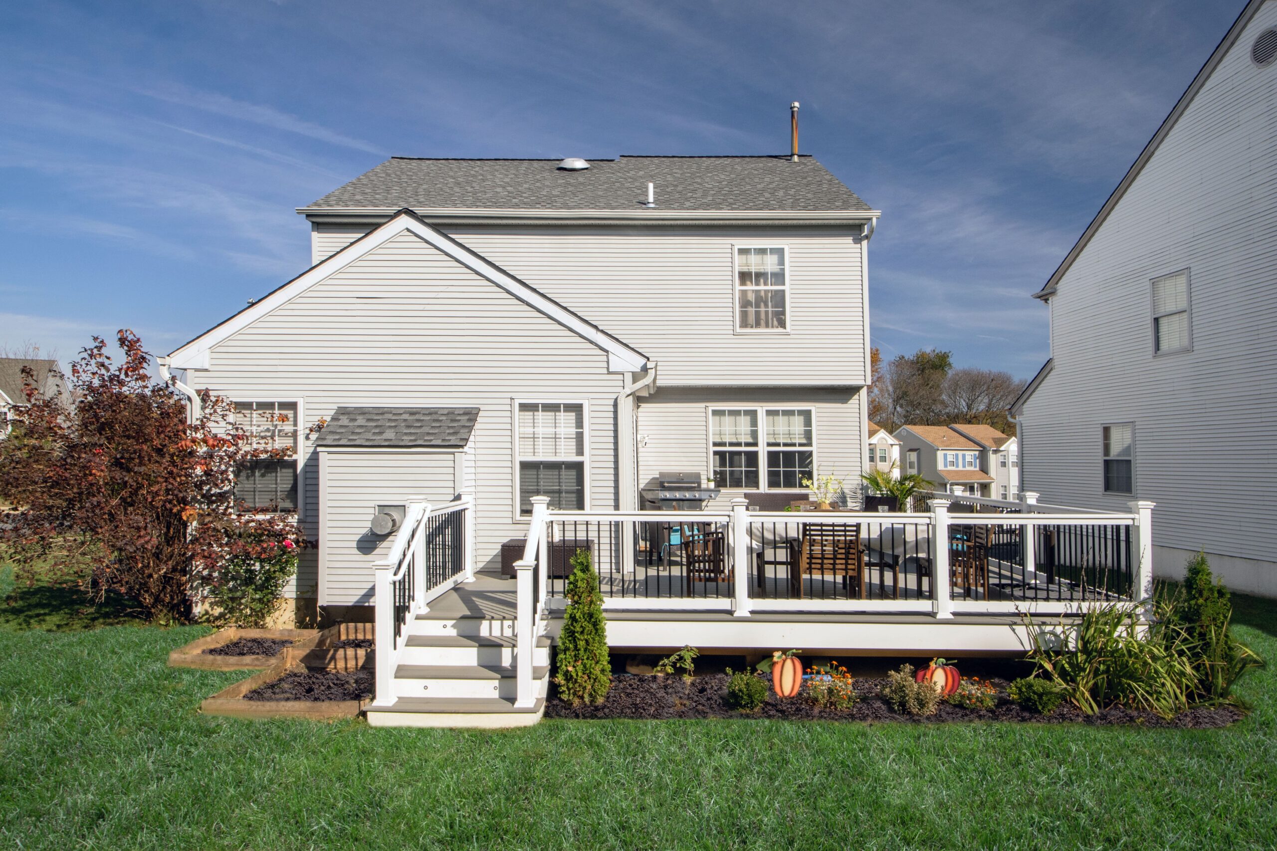 Large back deck with stairs to yard